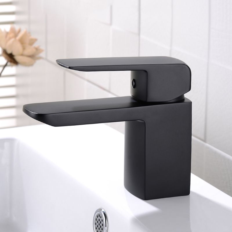 Elegante grifo minimalista para lavabo de baño con cascada de 1 manija