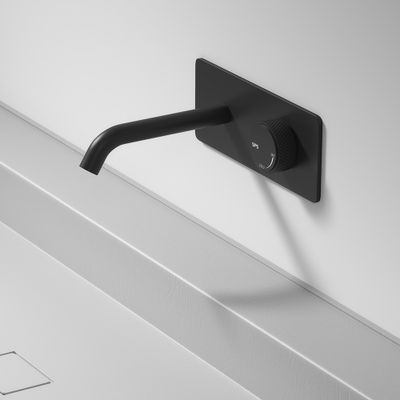 Grifo monomando de baño moderno para montaje en pared con una perilla en negro mate