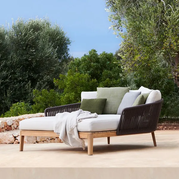 Modern Style Rattan Outdoor Daybed With Cushion Pillow