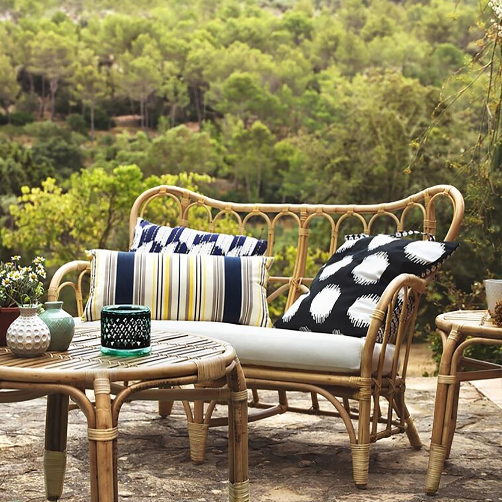 

Natural Style Woven Rattan Loveseat 2-Seater Outdoor Sofa with Cushion