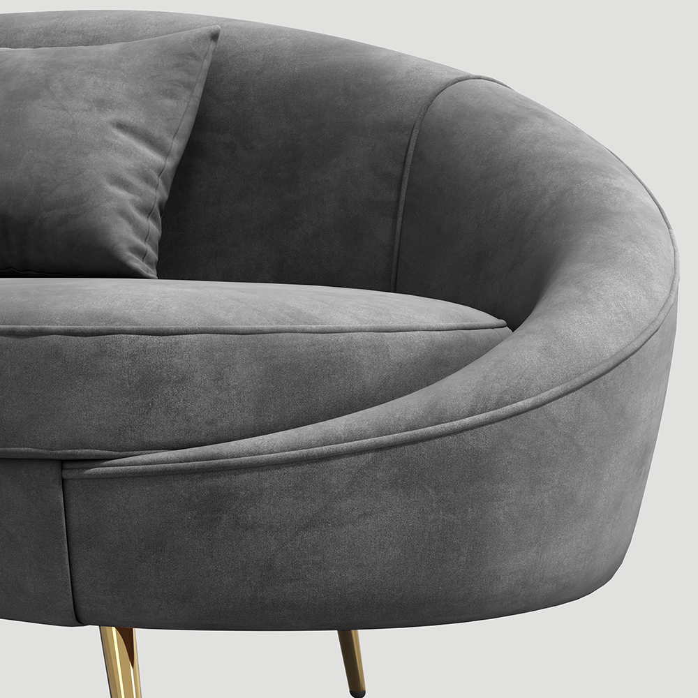 Modernes Sofa aus grauem Samt, 2400 mm, mit goldenen Metallbeinen und Wurfkissen