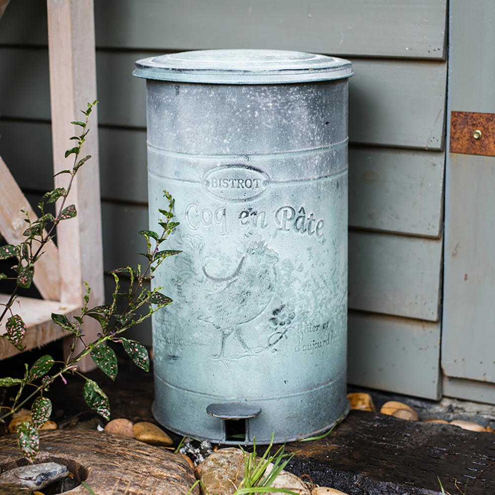 

Retro Round Step-On Trash Can with Large Capacity for Outdoor